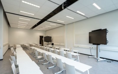 Rezort chce umožniť študentom voľbu medzi záverečnou prácou a stážou
