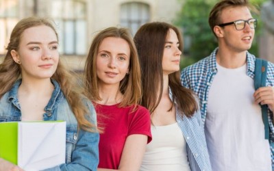 Nový zákon dáva vysokoškolákom pri ukončení štúdia na výber medzi záverečnou prácou a záverečnou stážou